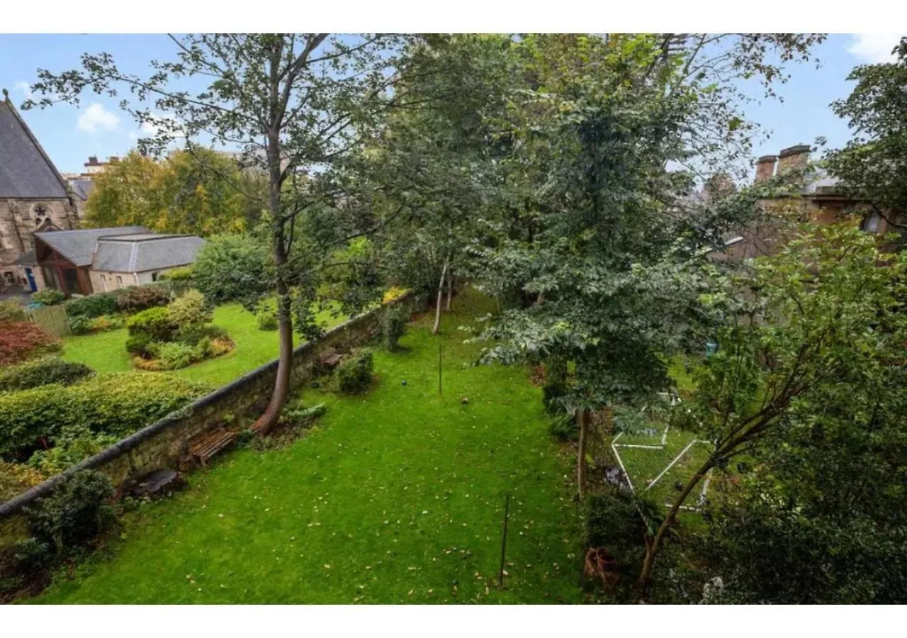 Spacious 3-Bedroom Flat In Charming Bruntsfield 爱丁堡 公寓